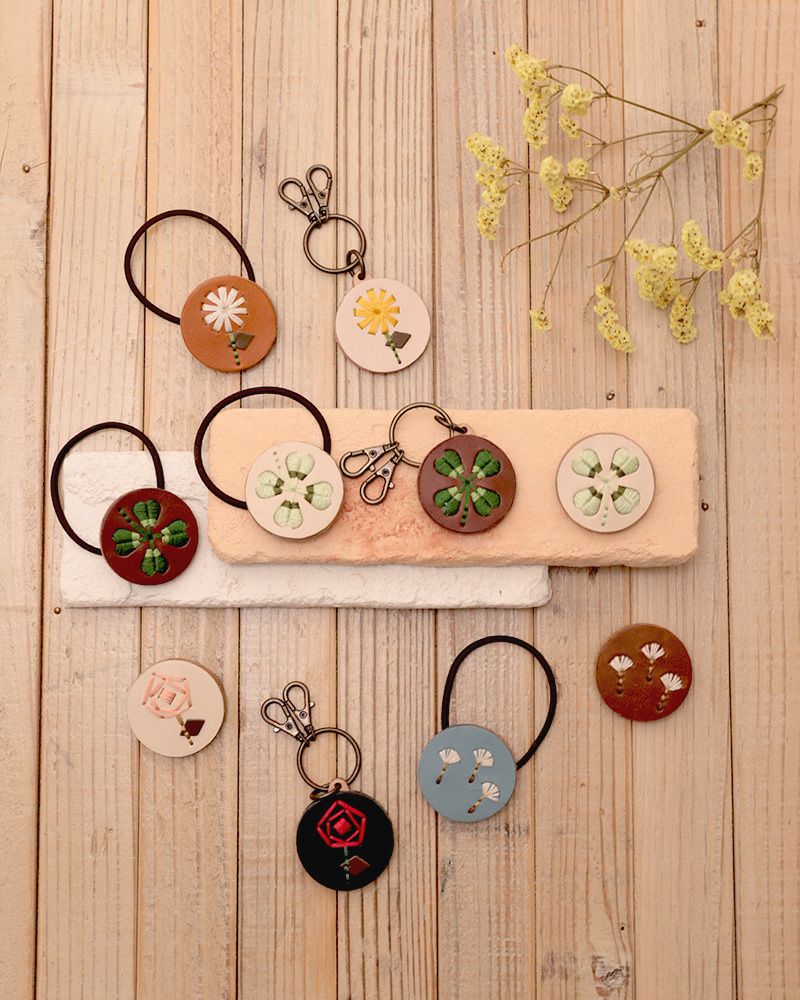 糸と革色の組み合わせが目を引く、8種類の刺繍シリーズ「sa i te キーリング」