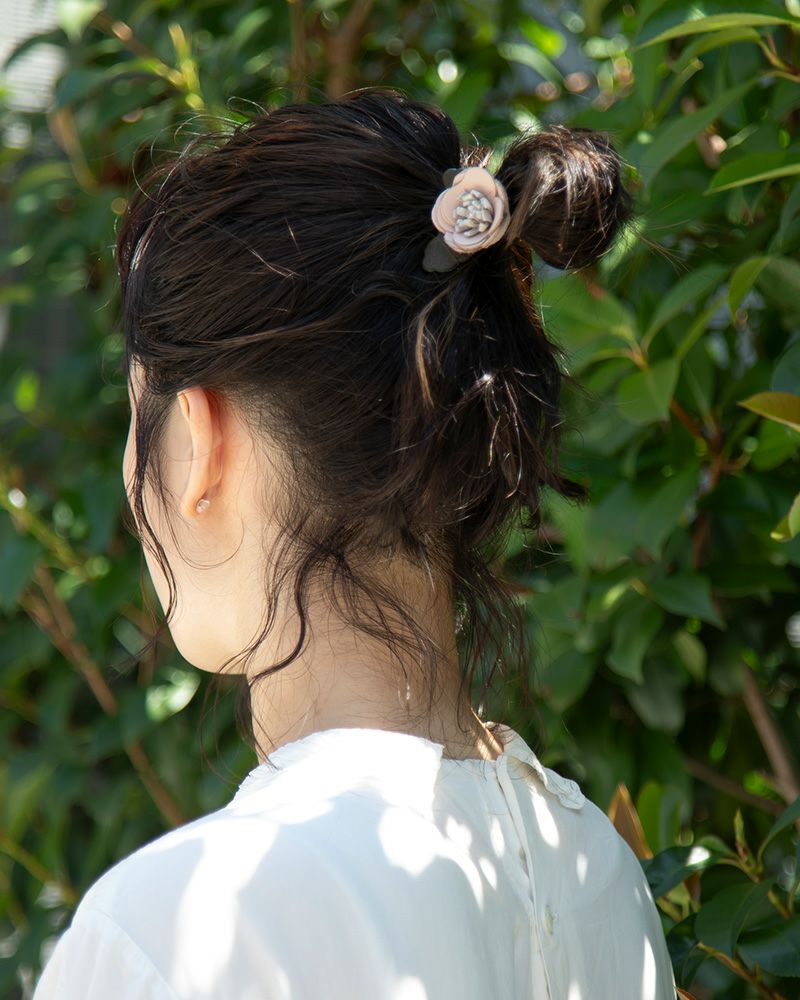 淡色が大人可愛い「レザーフラワー ヘアゴム」 | Kanmi（カンミ）公式