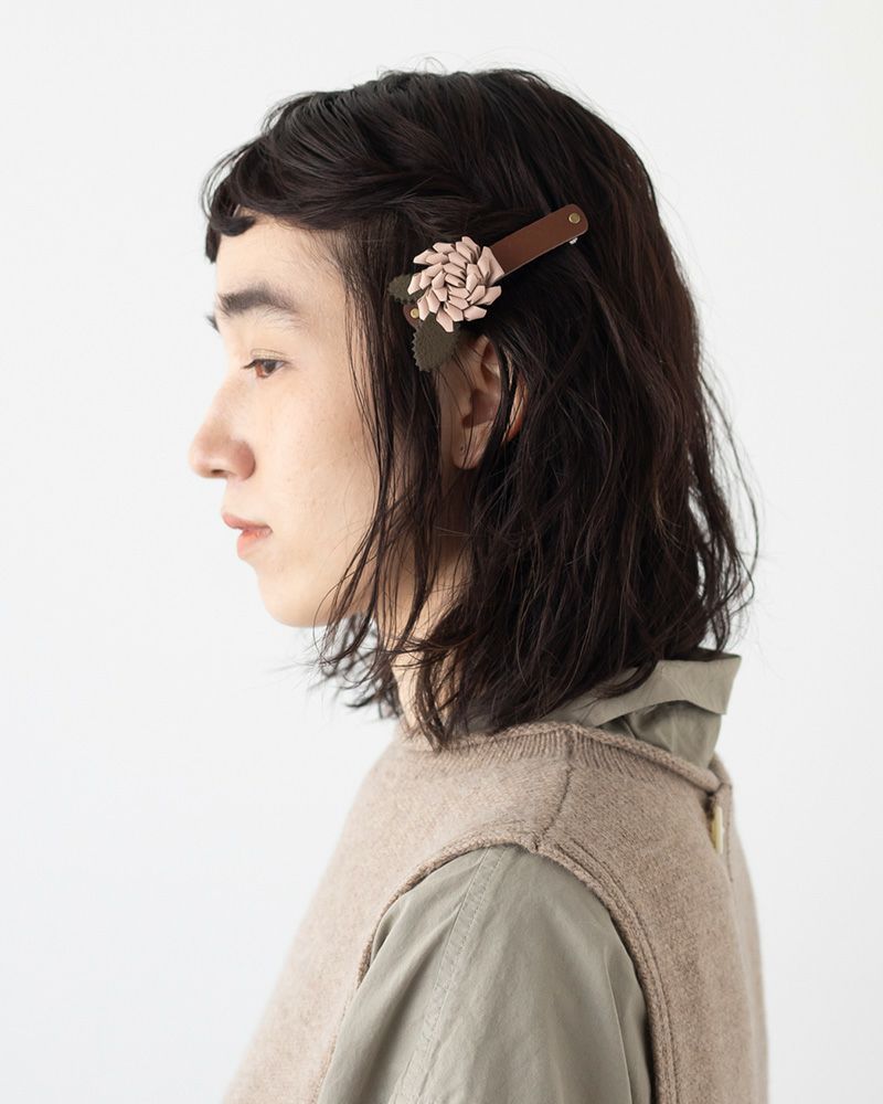 簡単にヘアアレンジ「レザーフラワー バレッタ」 | Kanmi（カンミ