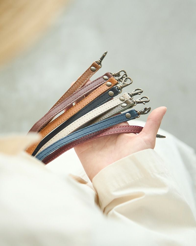 ハンドメイド　ハリネズミとお尻のストラップ　大きめ　カニカンに変更可能です。 バッグに変身！？「フリーストラップハンドル」 | Kanmi（カンミ）公式