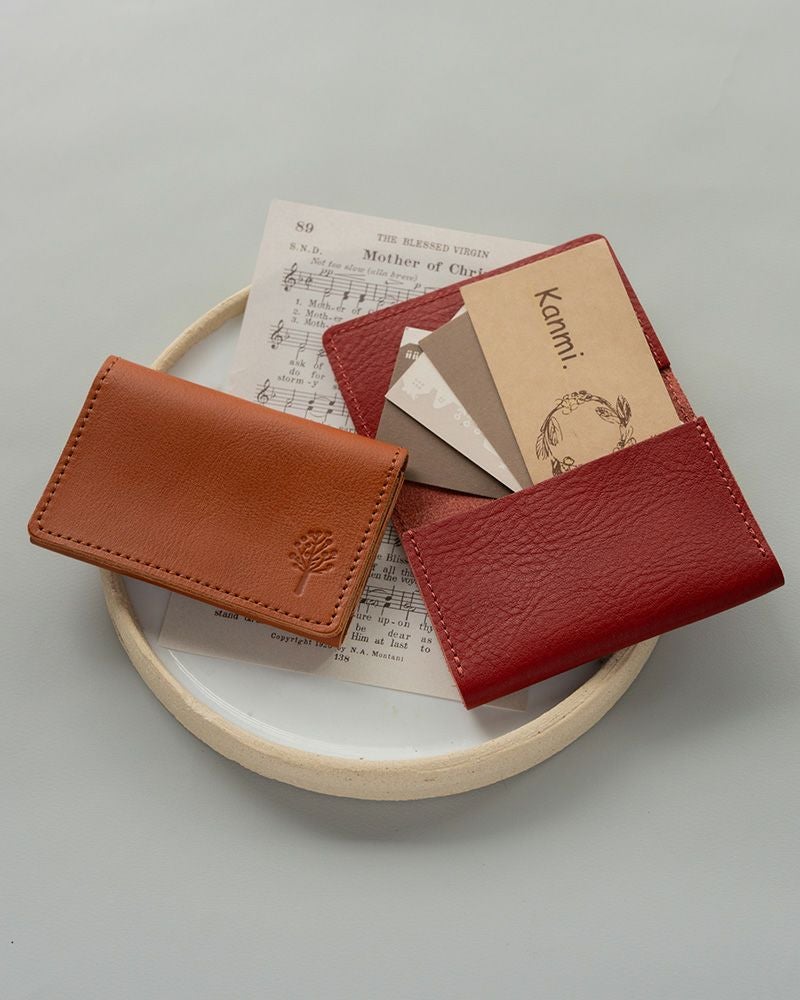 名刺入れ、カードケースにぴったり「スマートカードケース」／左 キャメル、右 レッド