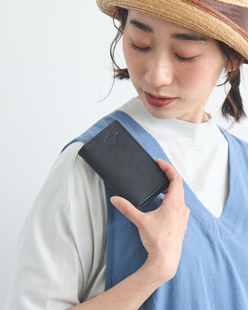 スッキリとシンプルな「ドロップツリー スマートカードケース