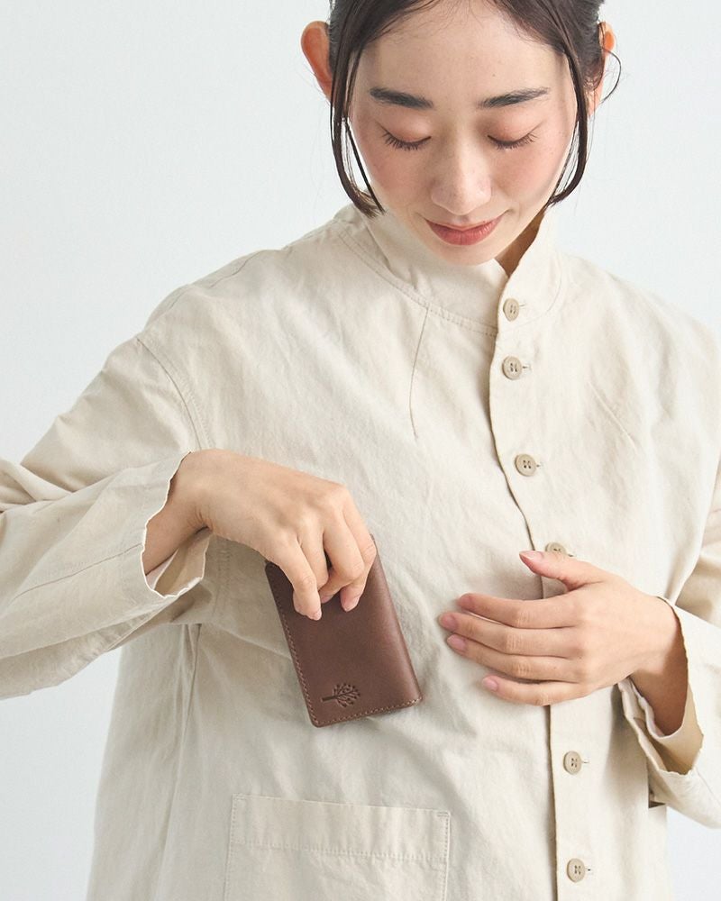 ポケットに入るコンパクトなサイズの名刺入れ／モカグレー