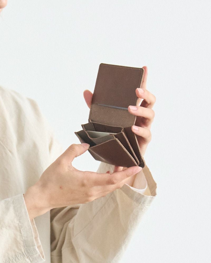 スッキリとシンプルな「ドロップツリー スマートカードケース