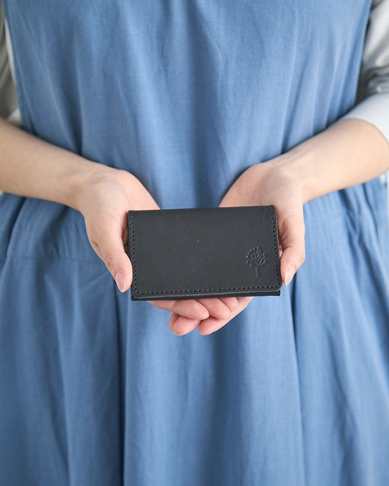 スッキリとシンプルな「ドロップツリー スマートカードケース