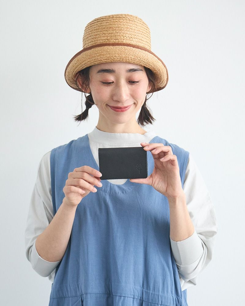 ビジネスシーンでは名刺入れとして、プライベートにはポイントカードやショップカードを入れても◎／クロ