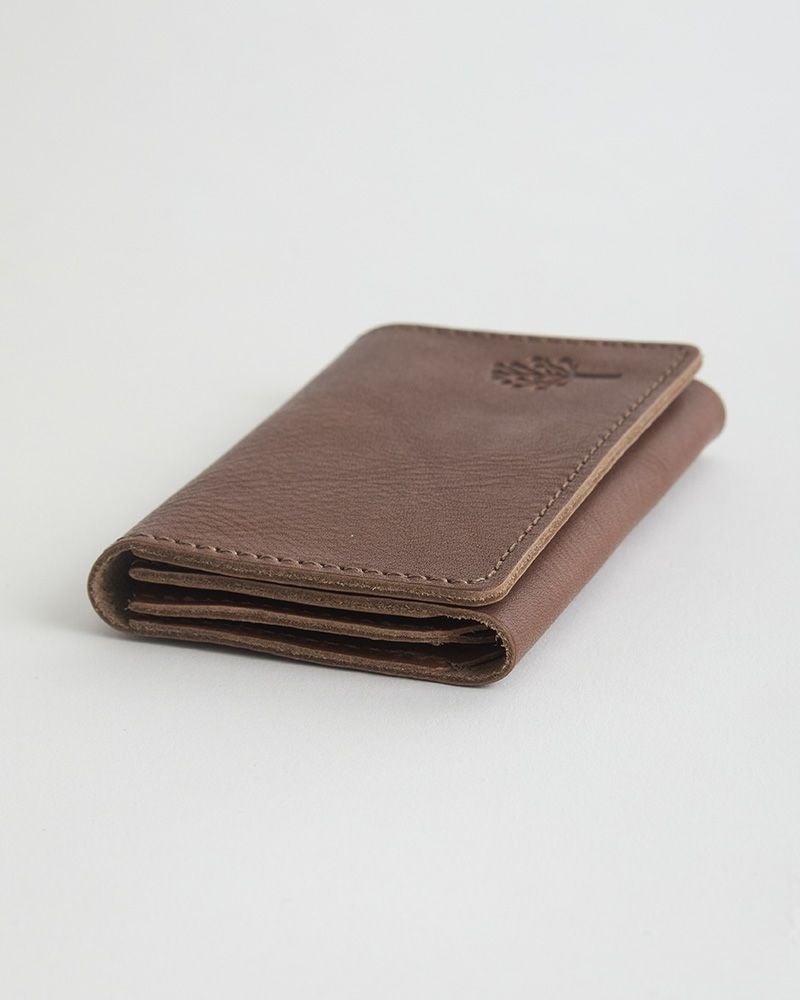 風琴マチという技法を用いているので厚みがでにくくすっきりしています／モカグレー