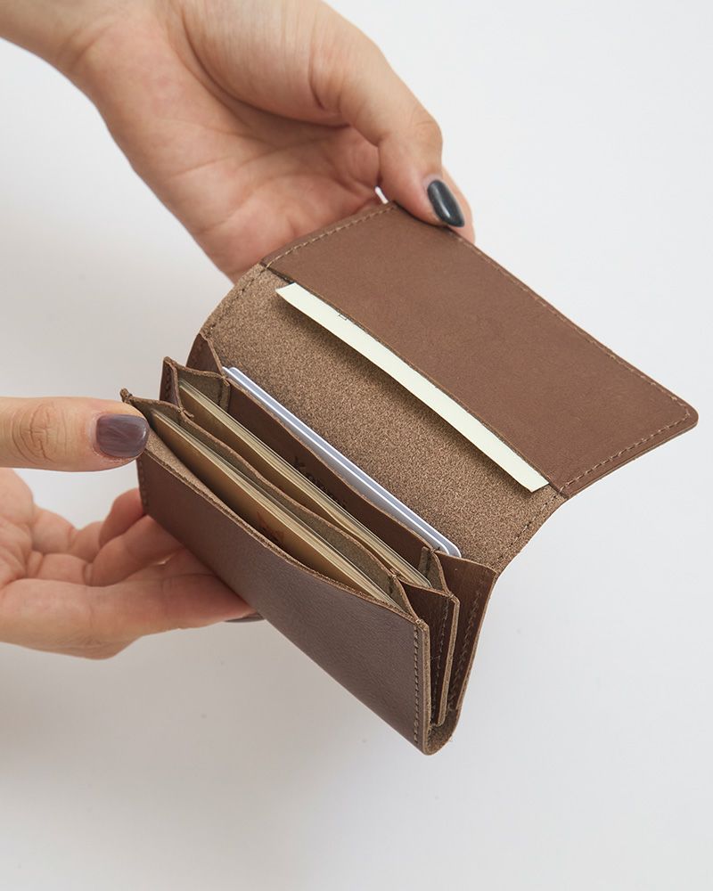 風琴マチといわれる日本独自の伝統技法で、マチがあるのに薄く、すっきりとした外観が特徴／モカグレー