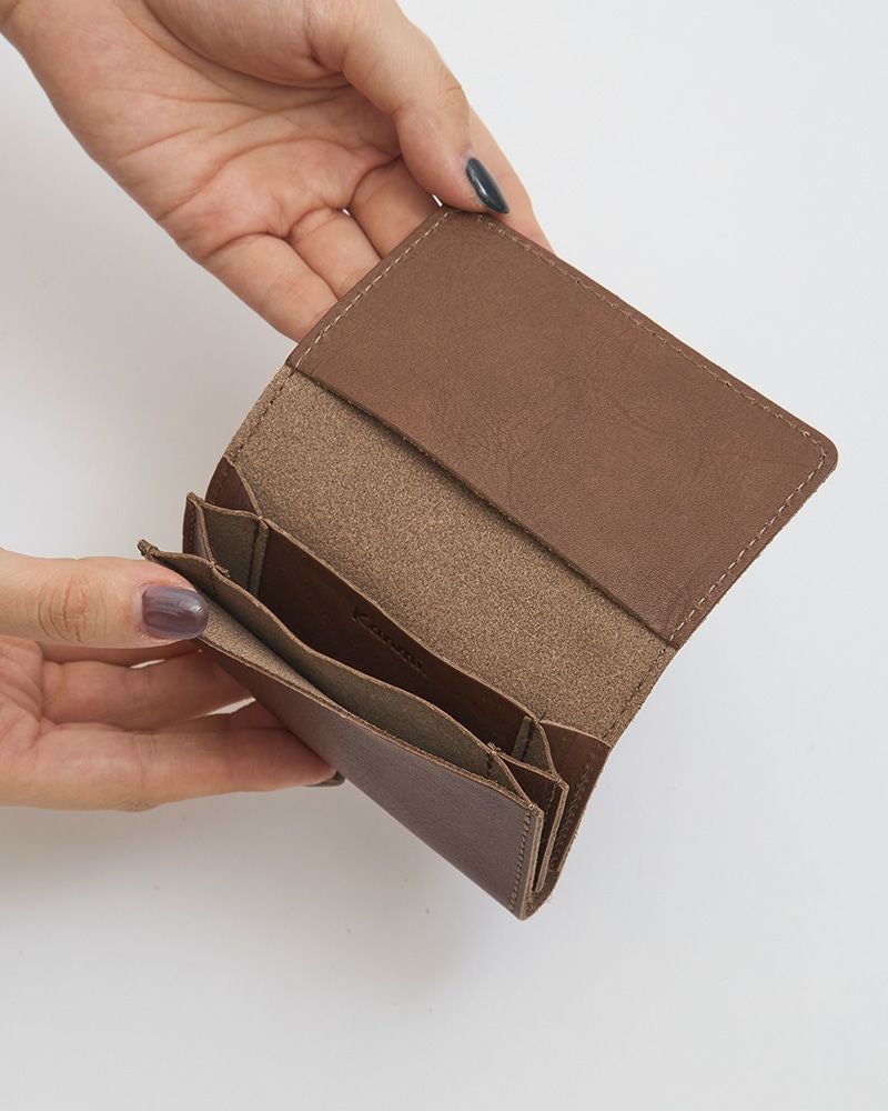 薄いのに全部で4か所に分けて収納して頂けます／モカグレー