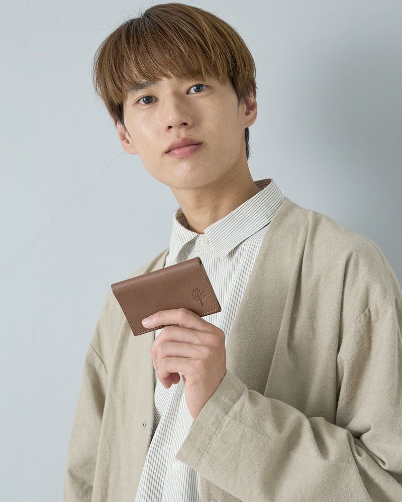 シンプルデザインだから男性も持ちやすい、本革カードケース／モカグレー
