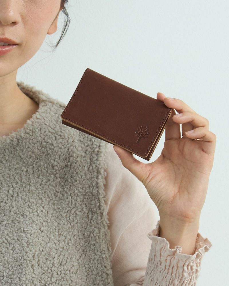スッキリとシンプルな「ドロップツリー スマートカードケース