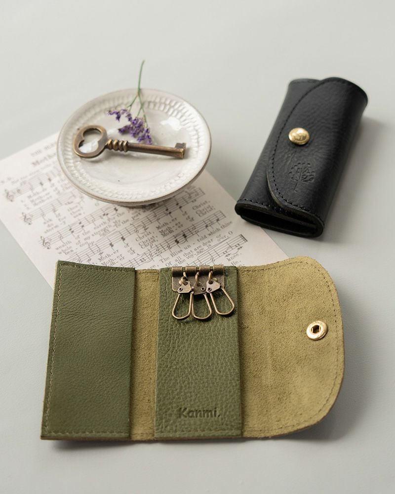 キーケースの色：上からクロ／グリーン