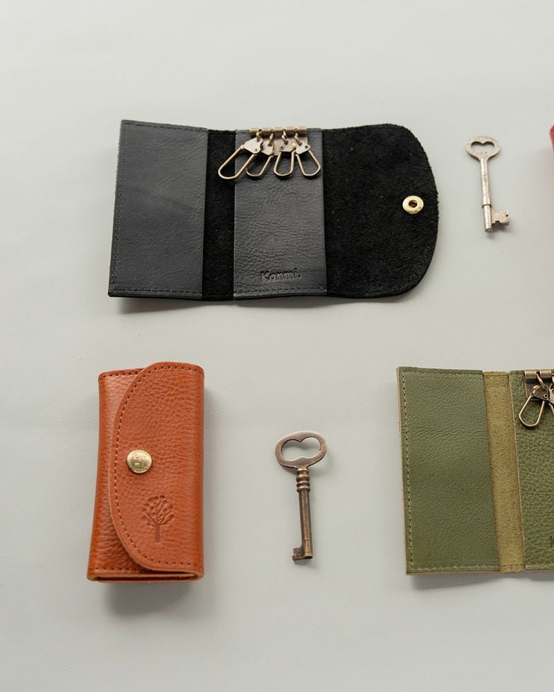 キーケースの色：上から時計回りに クロ／ グリーン／キャメル
