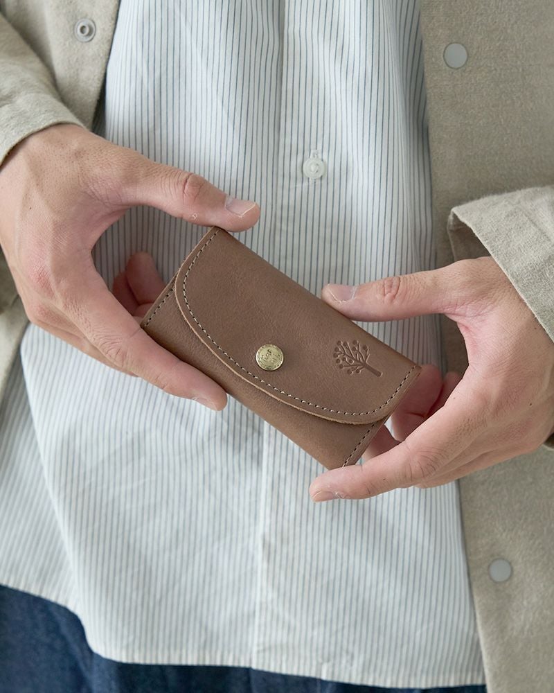 ギフトにもおすすめな本革キーケース／キーケースの色：モカグレー