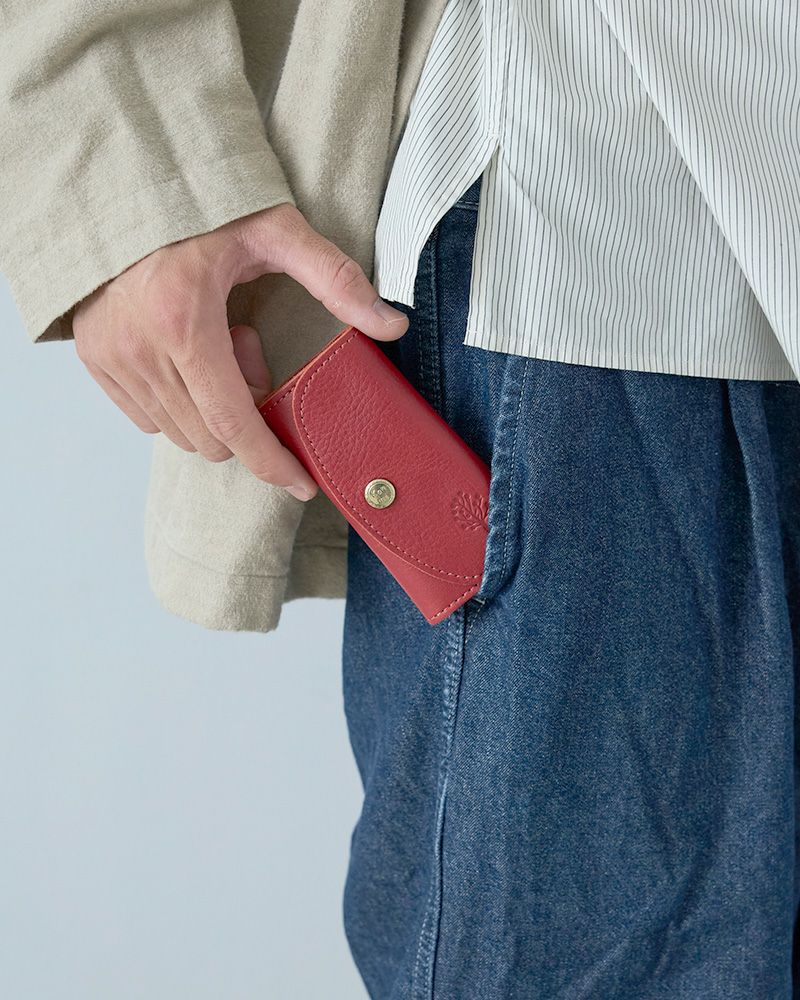 ポケットにも収まるサイズ／キーケースの色：レッド