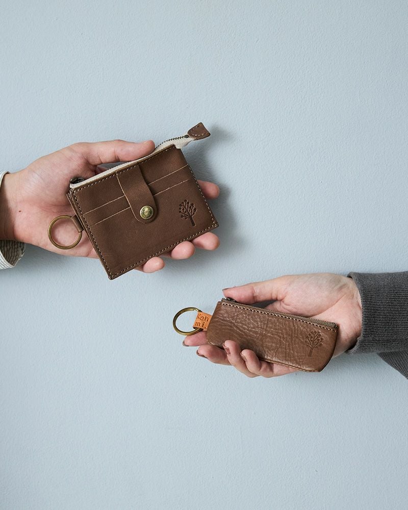 カップルや夫婦でペア使いにもおすすめな、本革キーケース／キーリングの色：モカグレー