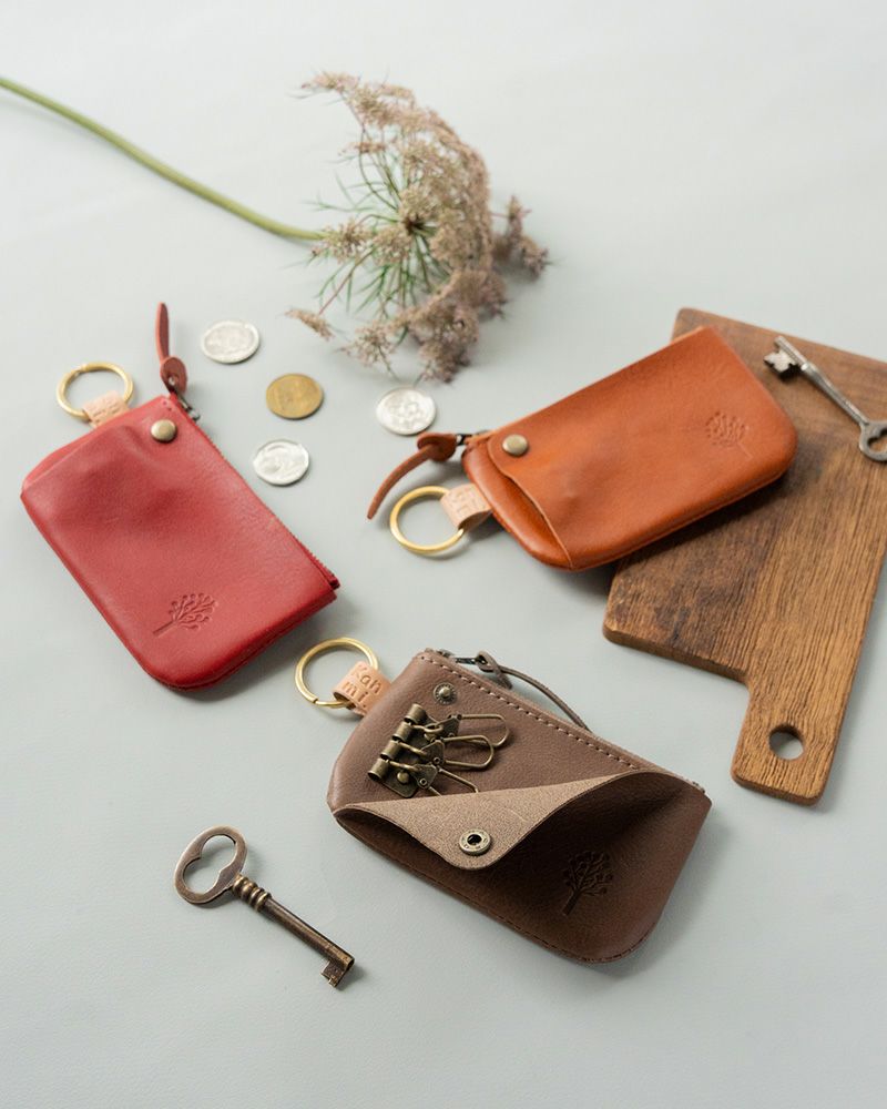 キーポーチの色：下から時計回りに モカグレー／レッド／キャメル