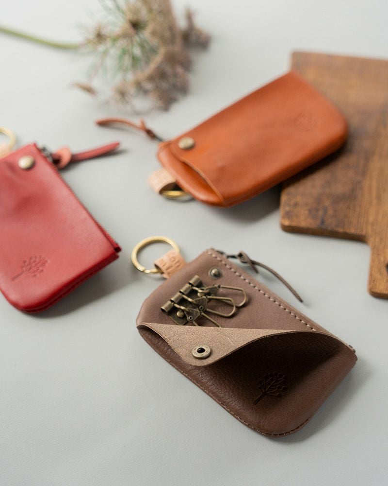 キーポーチの色：下から時計回りに モカグレー／レッド／キャメル