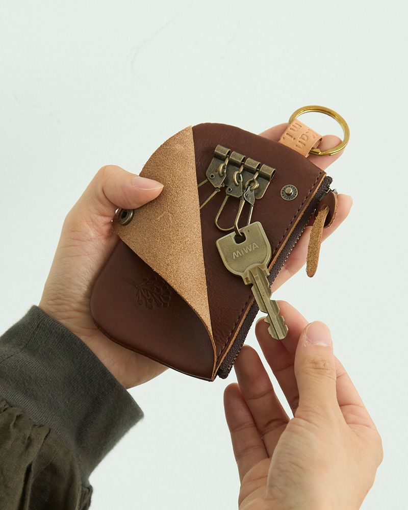 キーポーチの色：ダークブラウン