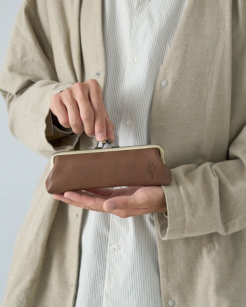 開閉が心地いいレザーがま口ケース／色：モカグレー