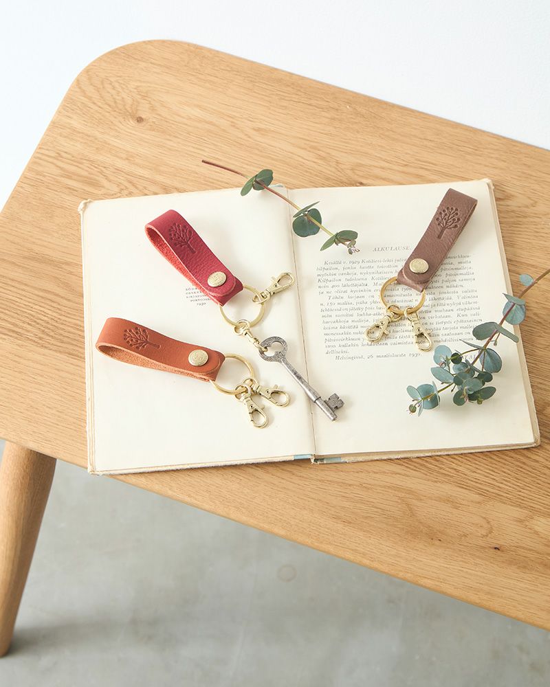 キーリングの色：左から キャメル／レッド／	モカグレー