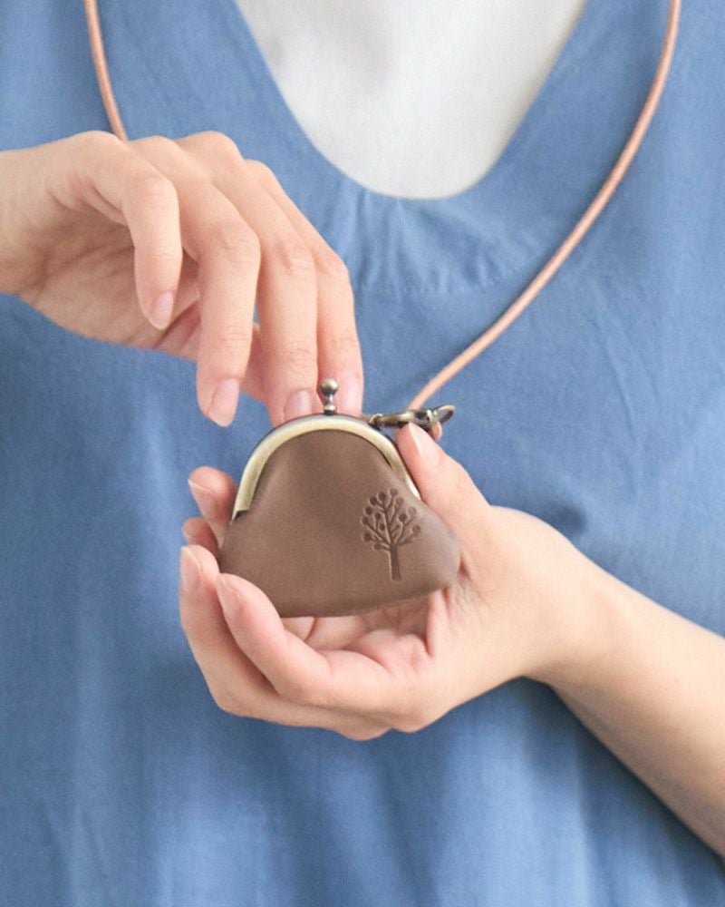 コーディネートのアクセントに「ドロップツリー こがま口 ネックレス」