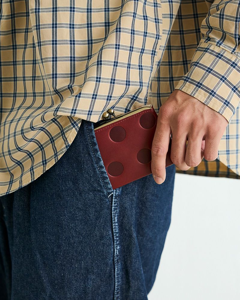 ポケットに収まるので持ち運びも楽々／がま口の色：チェリーレッド