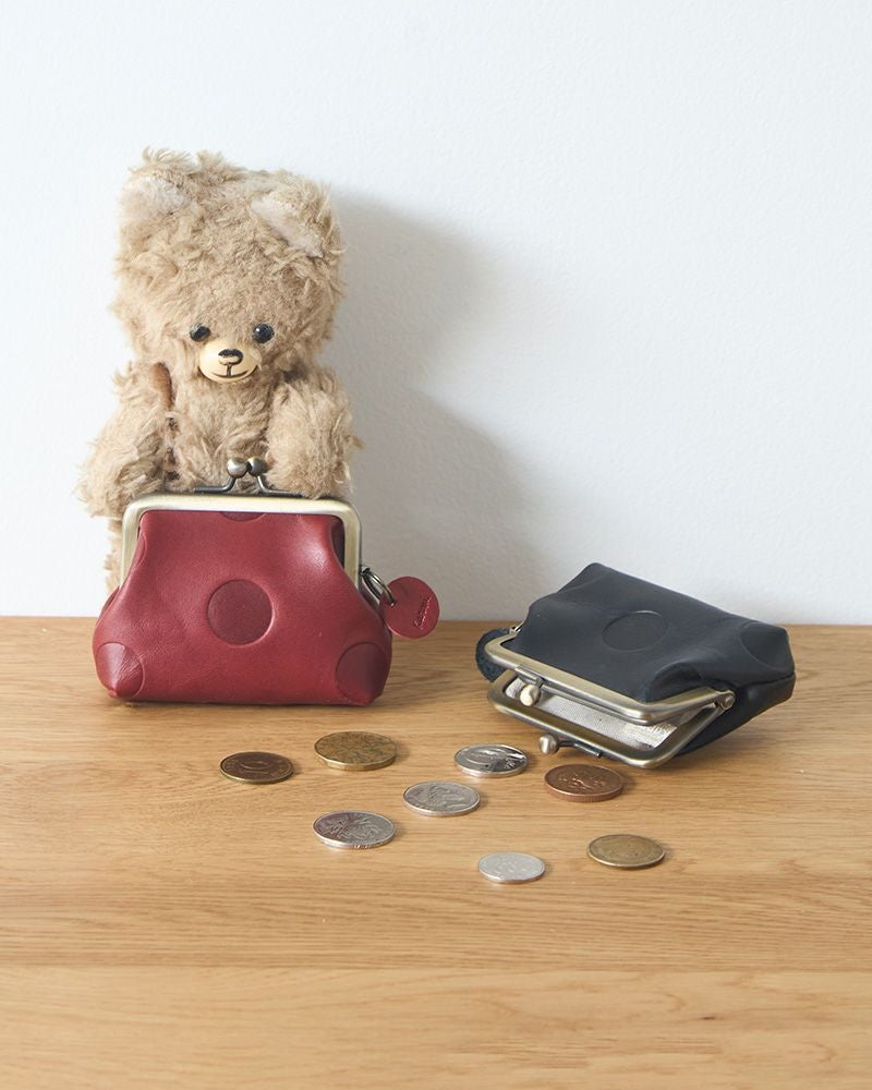 がま口の色：左 チェリーレッド／右 ブラック