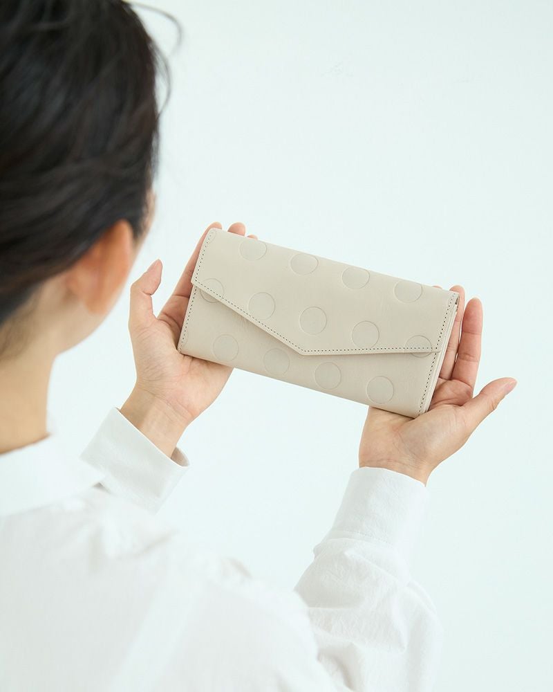 箱型のコイン入れが便利な「キャンディ レターロングウォレット