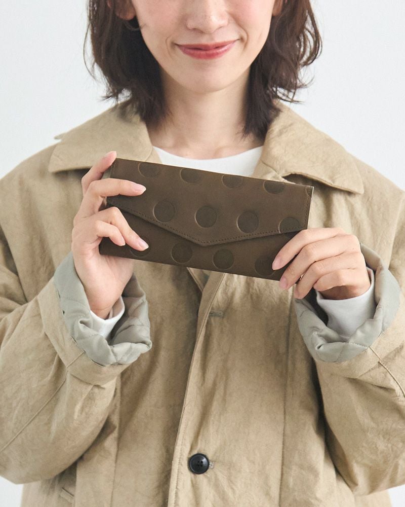 箱型のコイン入れが便利な「キャンディ レターロングウォレット