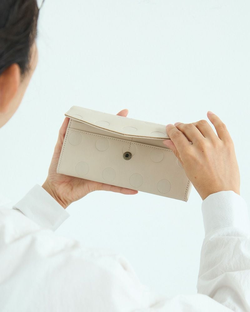 箱型のコイン入れが便利な「キャンディ レターロングウォレット