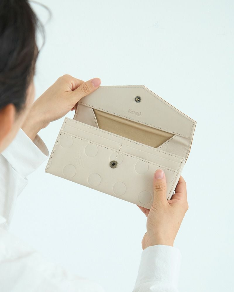 箱型のコイン入れが便利な「キャンディ レターロングウォレット