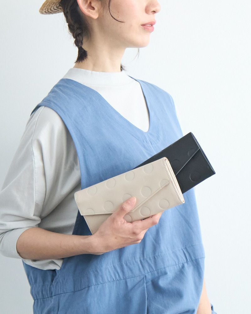 「キャンディ レターロングウォレット」手前：バニラ/奥：ブラック