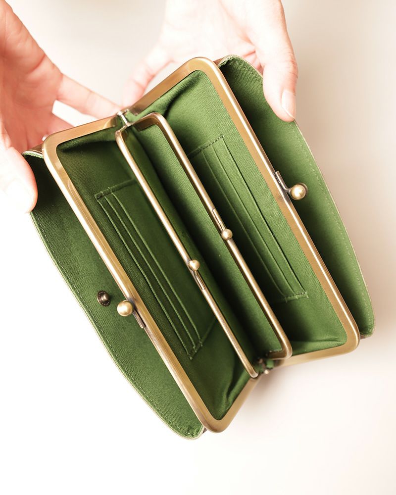 がま口好きさんのコンパクト長財布「キャンディ あおりロングがま口ウォレット」