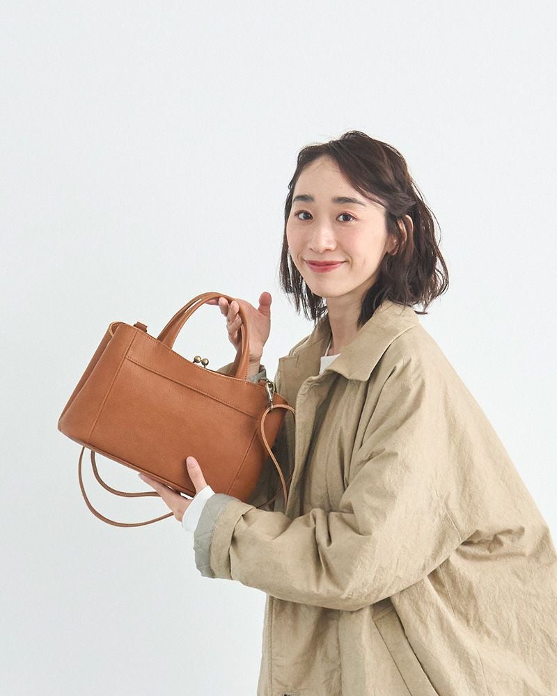 シーンに合わせて使い分ける2WAY「ミルフィーユ がま口 2WAY