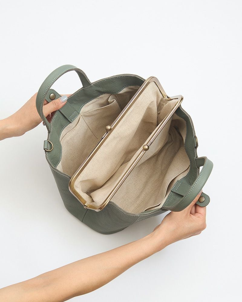 シーンに合わせて使い分ける２WAY「ミルフィーユ がま口 2WAYショルダーバッグ」