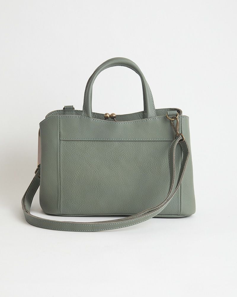 シーンに合わせて使い分ける2WAY「ミルフィーユ がま口 2WAY