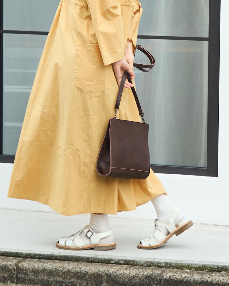 「ペーパー ショルダーバッグ」ダークブラウン