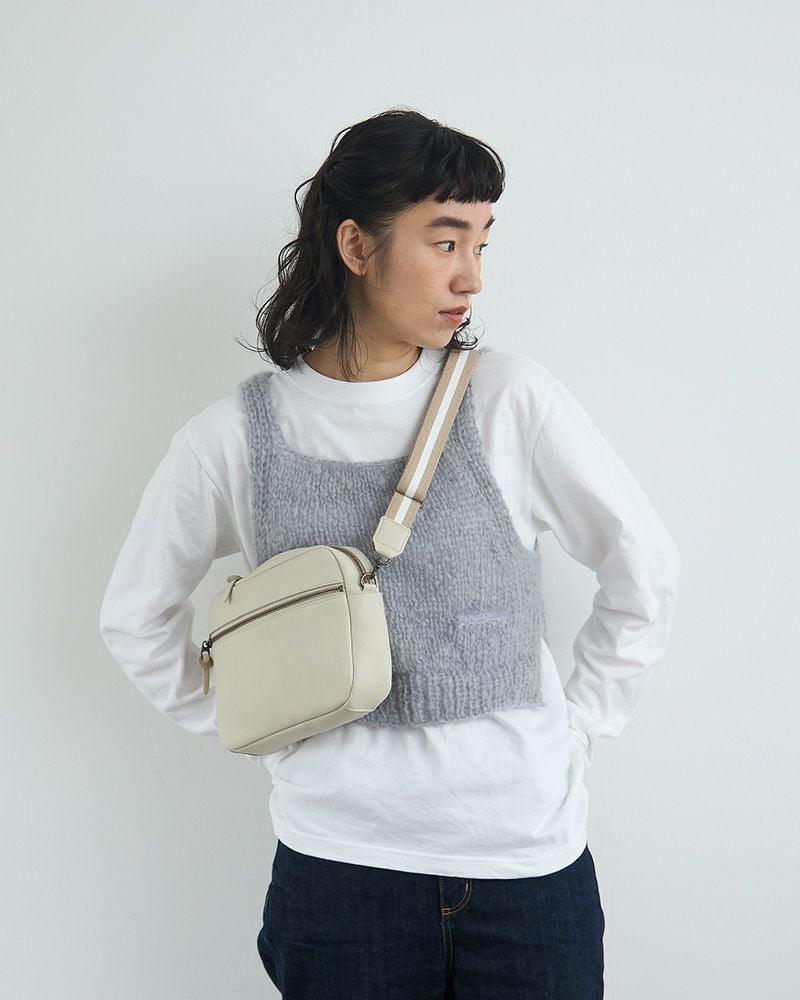 「All story スクエアショルダーバッグ」バニラ