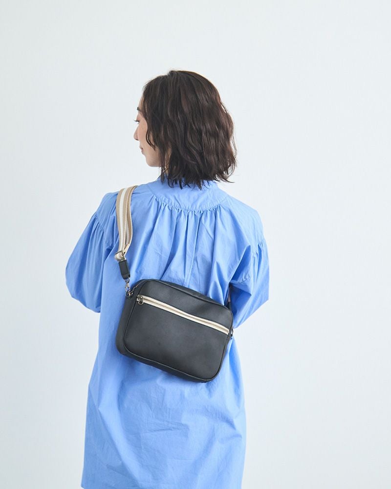 安心の防水レザー「All story スクエアショルダーバッグ」
