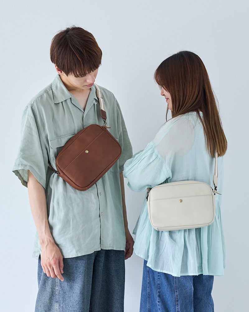 男女問わず持ちやすいシンプルなデザインのレザーバッグです。