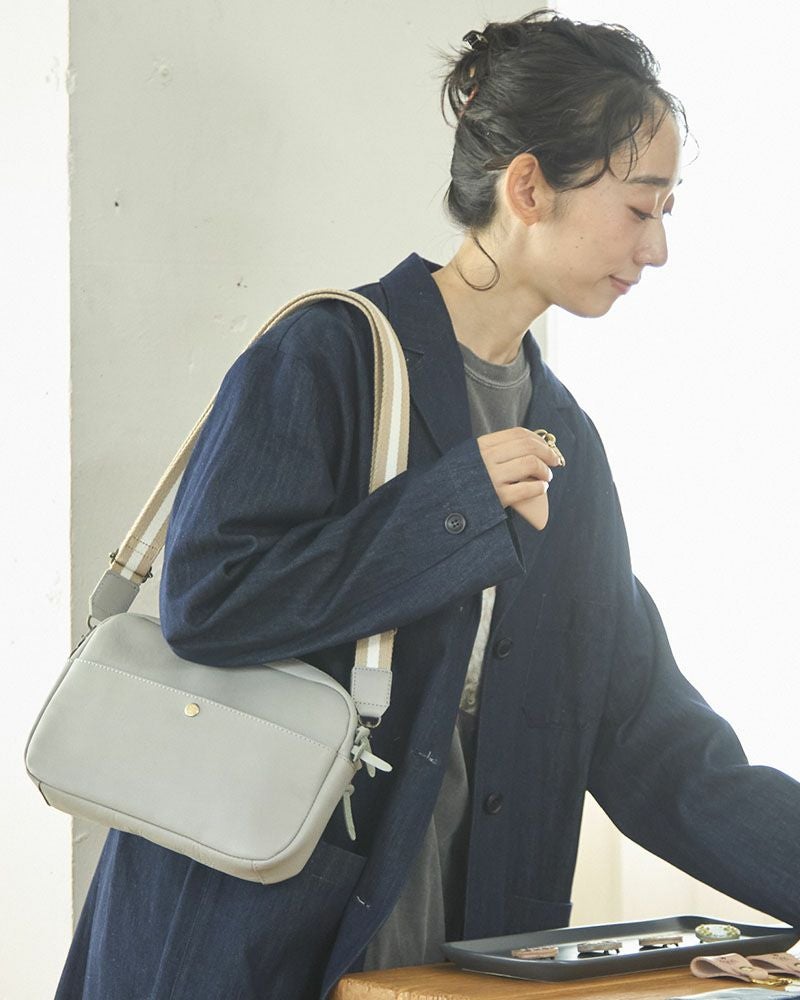 「All story スクエアショルダーバッグ」グレー
