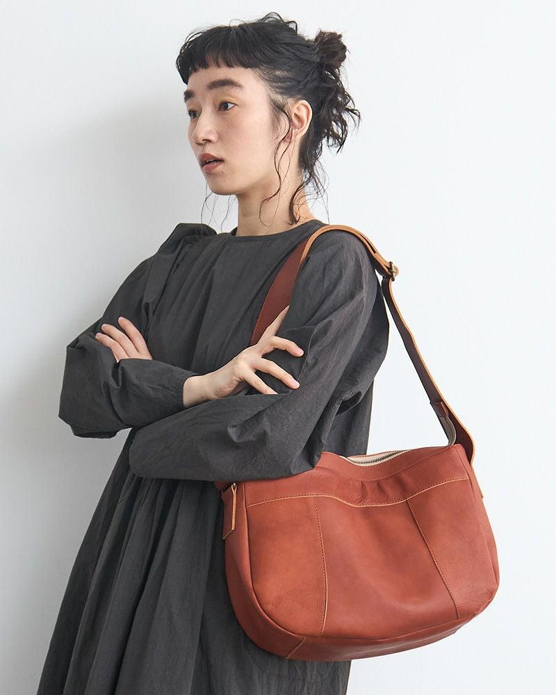 通勤通学にも使える「All story pote ショルダーバッグ」