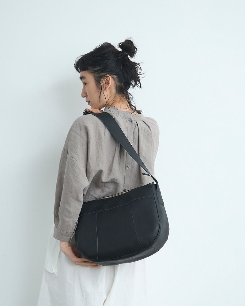 【超素敵】ஐショルダーバッグ デ ブラック美品 通勤・通学の頼れる味方！防水レザーの大容量ショルダーバッグ