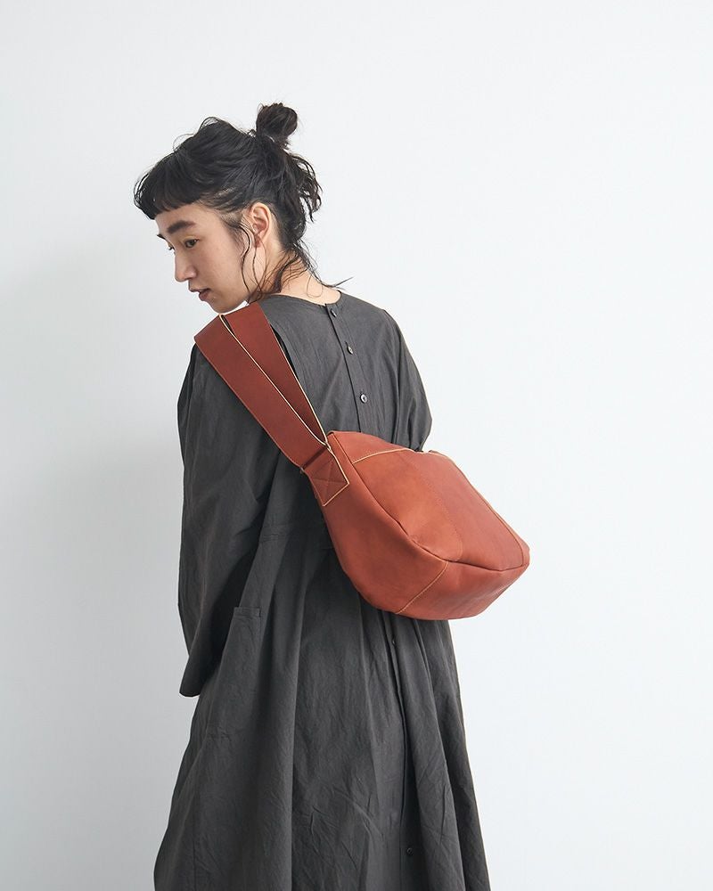 通勤・通学の頼れる味方！防水レザーの大容量ショルダーバッグ