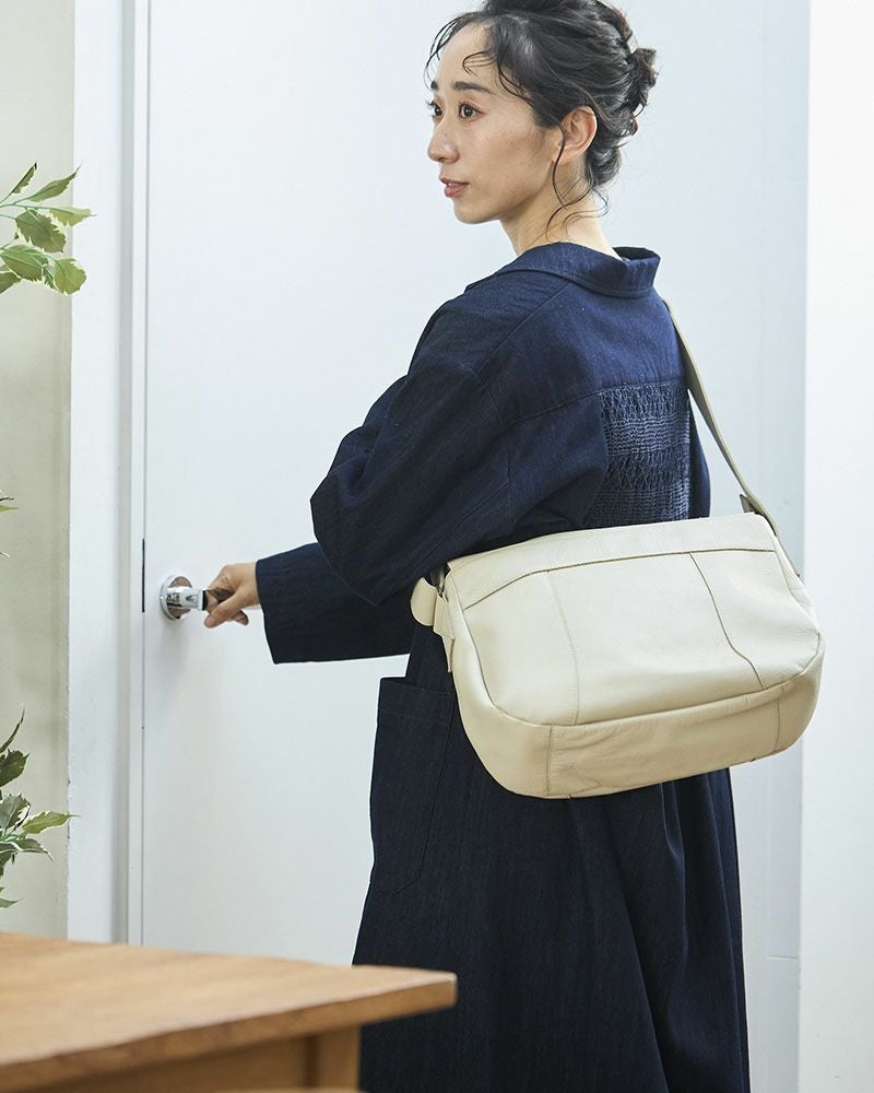 Kanmi. ショルダーバッグ スコッチガードレザー 撥水 牛革 ブラックA4◎ 思い出も詰め込んで、毎日を旅しよう「All Story ポシェット」 | Kanmi
