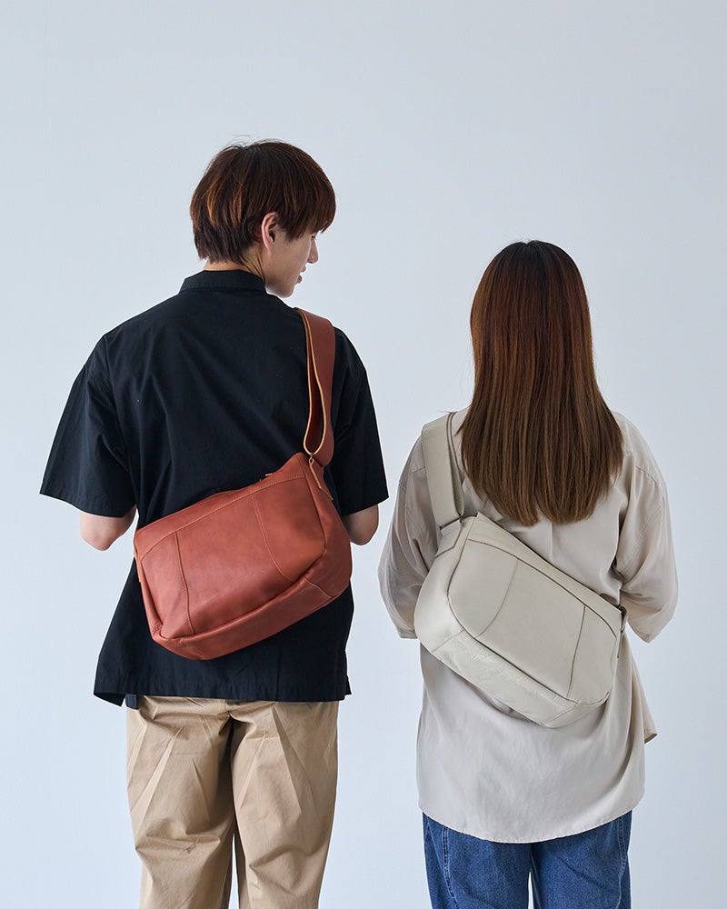 男女問わず合わせやすいデザインなので、家族や恋人と色違いやおそろいで持っても◎