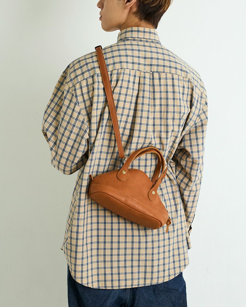 ハンドバッグとショルダーの2WAYで楽しめる、レザーバッグ／バッグの色：キャメル