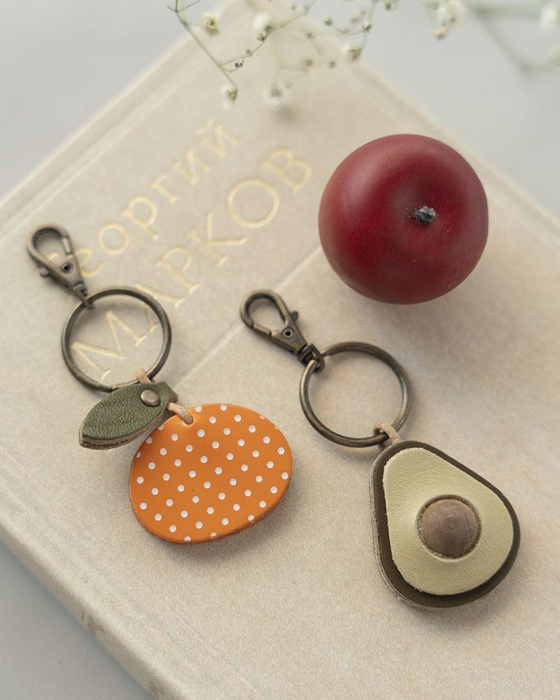  胸元や襟元のオシャレを楽しむ「森の果実 ブローチ」