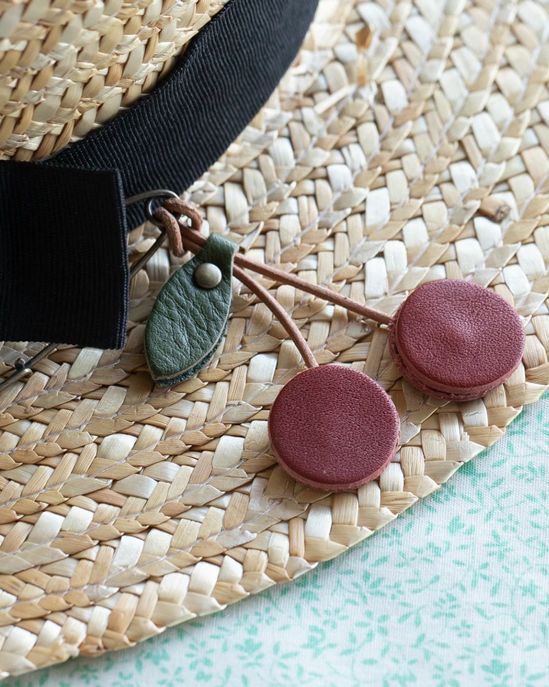  胸元や襟元のオシャレを楽しむ「森の果実 ブローチ」